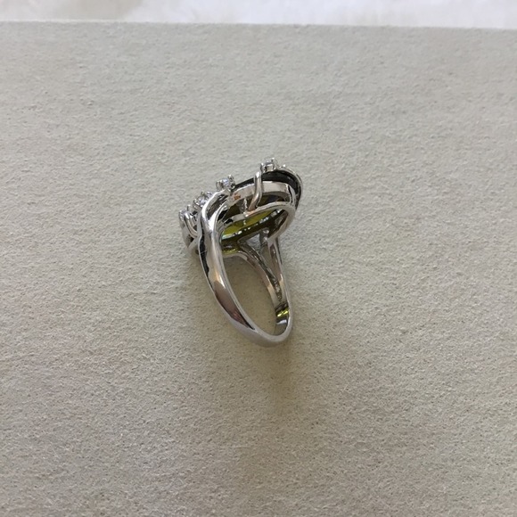 Elegant Sterling Silver Green Crystal Cocktail Ring - Picture 4 of 7
